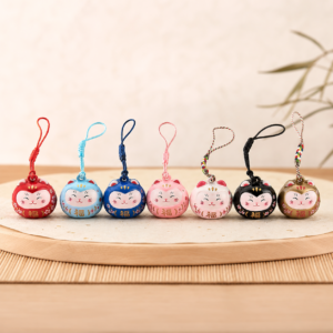 Porte-clés Maneki Neko Daruma avec grelot – Chat porte-bonheur japonais